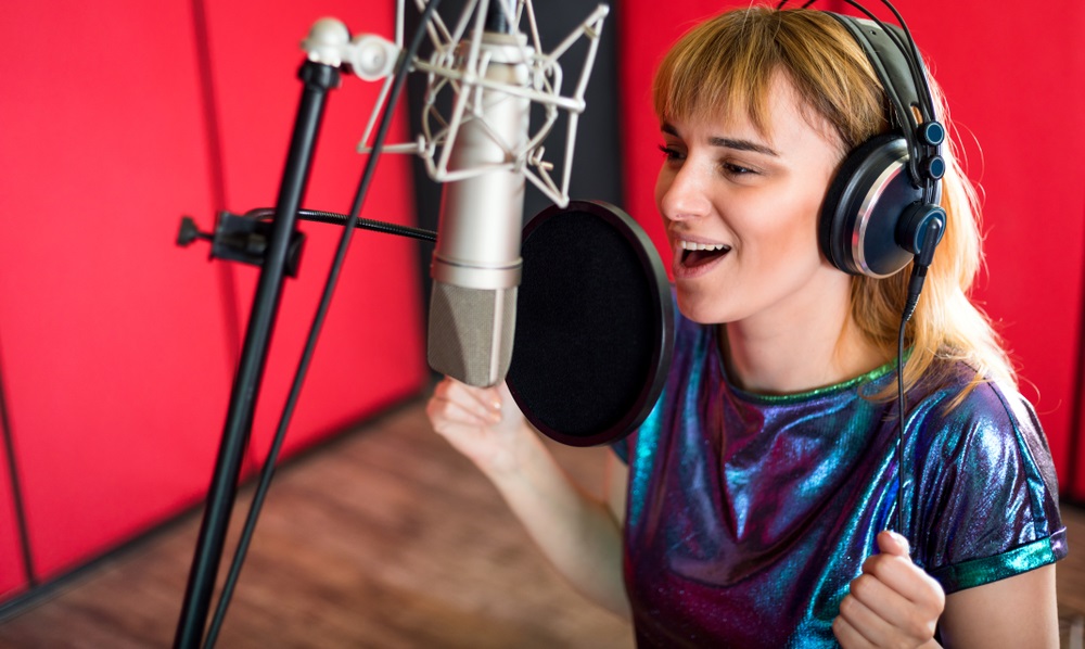 How to Become a Voice Over Actor in 2025